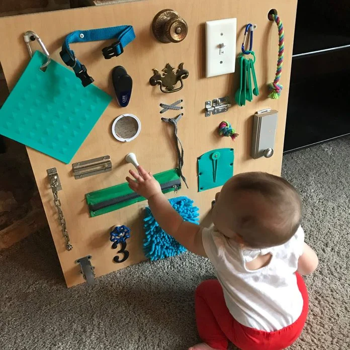 Planche d'Activité Montessori (Busy Board Bébé) : Comment la Choisir ?